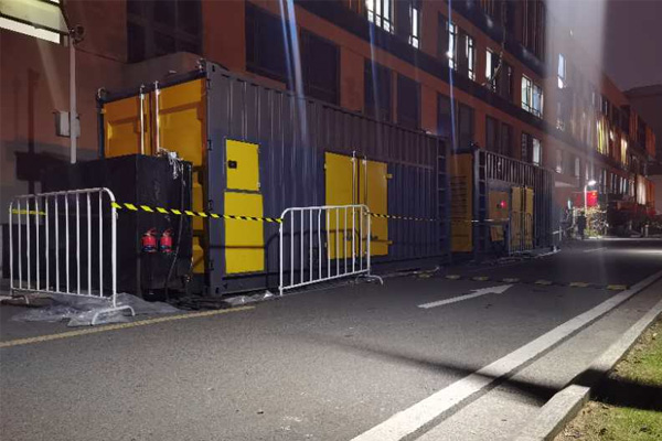 甘德柴油发电机组的输出电压是如何调节的？